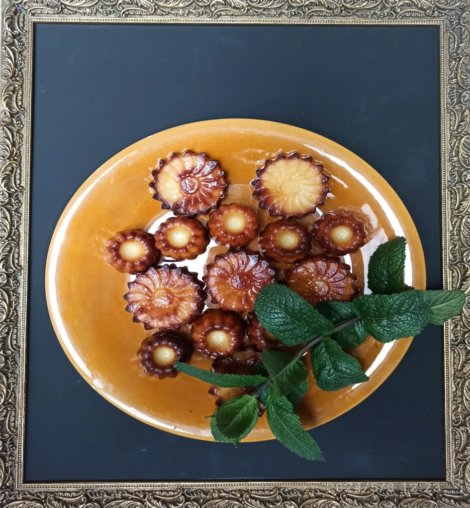 Assortiment de cannelés faits maison servis avec de la menthe fraîche - table d'hôtes à Villefort (Lozère)